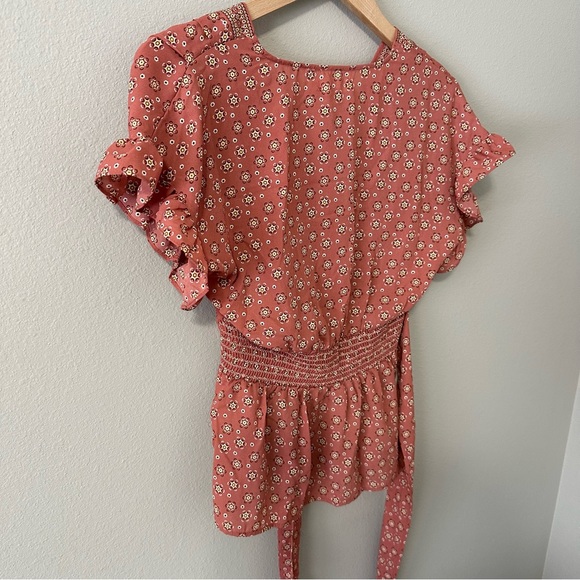 NWT Max Studio Clay/Floral Ruffle Sleeves V-Neck Tie Side Blouse Size XS - Picture 13 of 13